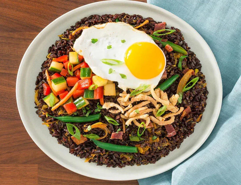 Klassische schwarze Reisschüssel – Eine nährstoffreiche Mahlzeit