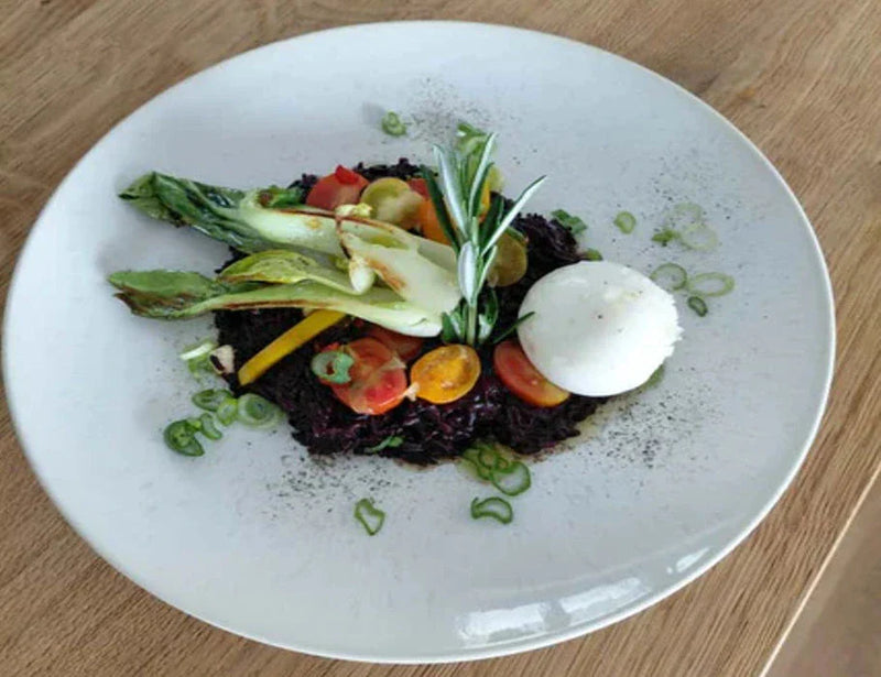 Schwarzer Reis mit gerösteten Cashews und Burrata